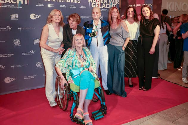 Maren Kroymann, Bettina Böttinger, Gaby Köster, Hella von Sinnen und Esther Schweins mit Gästen bei der Premiere des Dokumentarfilms Was haben wir gelacht im Filmpalast. Köln, 07.07.2026 *** Maren Kroymann, Bettina Böttinger, Gaby Köster, Hella von Sinnen, and Esther Schweins with guests at the premiere of the documentary *Was haben wir gelacht* at the Filmpalast in Cologne, July 7, 2026 Foto:xR.xSchmiegeltx xFuturexImagex gelacht_6644