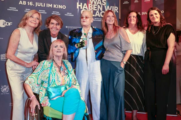 Maren Kroymann, Bettina Böttinger, Gaby Köster, Hella von Sinnen und Esther Schweins mit Gästen bei der Premiere des Dokumentarfilms Was haben wir gelacht im Filmpalast. Köln, 07.07.2026 *** Maren Kroymann, Bettina Böttinger, Gaby Köster, Hella von Sinnen, and Esther Schweins with guests at the premiere of the documentary *Was haben wir gelacht* at the Filmpalast in Cologne, July 7, 2026 Foto:xR.xSchmiegeltx xFuturexImagex gelacht_6645