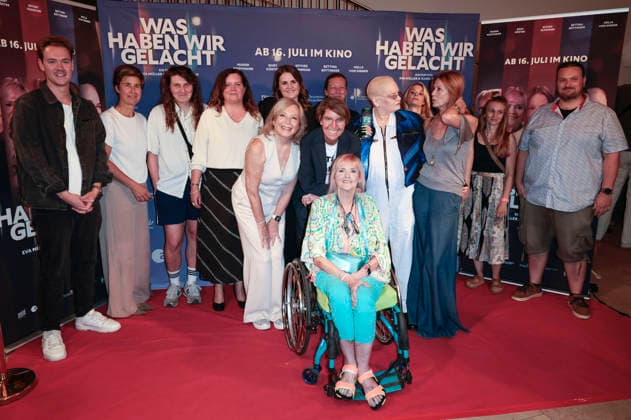 Maren Kroymann, Bettina Böttinger, Gaby Köster, Hella von Sinnen und Esther Schweins mit Cast und Team bei der Premiere des Dokumentarfilms Was haben wir gelacht im Filmpalast. Köln, 07.07.2026 *** Maren Kroymann, Bettina Böttinger, Gaby Köster, Hella von Sinnen, and Esther Schweins with the cast and crew at the premiere of the documentary *Was haben wir gelacht* at the Filmpalast in Cologne, July 7, 2026 Foto:xR.xSchmiegeltx xFuturexImagex gelacht_6642