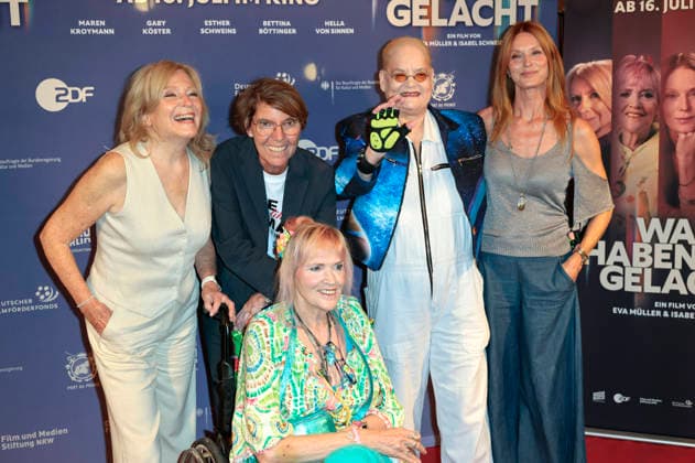 Maren Kroymann, Bettina Böttinger, Gaby Köster, Hella von Sinnen und Esther Schweins bei der Premiere des Dokumentarfilms Was haben wir gelacht im Filmpalast. Köln, 07.07.2026 *** Maren Kroymann, Bettina Böttinger, Gaby Köster, Hella von Sinnen, and Esther Schweins at the premiere of the documentary *Was haben wir gelacht* at the Filmpalast in Cologne, July 7, 2026 Foto:xR.xSchmiegeltx xFuturexImagex gelacht_6648