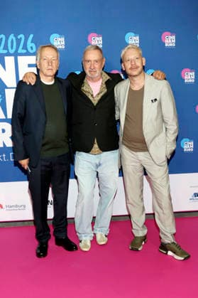 Thomas Wöbke, Roland Emmerich und Marco Kreuzpaintner bei der Verleihung der Gläsernen Leinwand an Roland Emmerich im Rahmen der CineHamburg 2026 im Cinemaxx Dammtor. Hamburg, 07.07.2026 *** Thomas Wöbke, Roland Emmerich, and Marco Kreuzpaintner at the presentation of the Gläsernes Leinwand award to Roland Emmerich as part of CineHamburg 2026 at Cinemaxx Dammtor in Hamburg, July 7, 2026 Foto:xgbrcix xFuturexImagex emmerich_6707