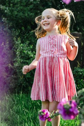 Happy little girl playing and jumping in summer garden Corby, England, United Kingdom CR_ATMT260617-2056274-01 ,model released, Symbolfoto