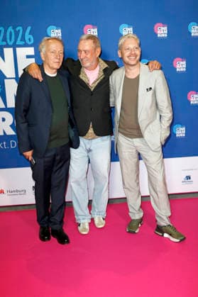 Thomas Wöbke, Roland Emmerich und Marco Kreuzpaintner bei der Verleihung der Gläsernen Leinwand an Roland Emmerich im Rahmen der CineHamburg 2026 im Cinemaxx Dammtor. Hamburg, 07.07.2026 *** Thomas Wöbke, Roland Emmerich, and Marco Kreuzpaintner at the presentation of the Gläsernes Leinwand award to Roland Emmerich as part of CineHamburg 2026 at Cinemaxx Dammtor in Hamburg, July 7, 2026 Foto:xC.xTamckex xFuturexImagex emmerich_6726