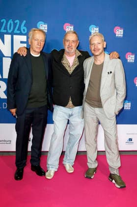 Thomas Wöbke, Roland Emmerich und Marco Kreuzpaintner bei der Verleihung der Gläsernen Leinwand an Roland Emmerich im Rahmen der CineHamburg 2026 im Cinemaxx Dammtor. Hamburg, 07.07.2026 *** Thomas Wöbke, Roland Emmerich, and Marco Kreuzpaintner at the presentation of the Gläsernes Leinwand award to Roland Emmerich as part of CineHamburg 2026 at Cinemaxx Dammtor in Hamburg, July 7, 2026 Foto:xC.xTamckex xFuturexImagex emmerich_6729