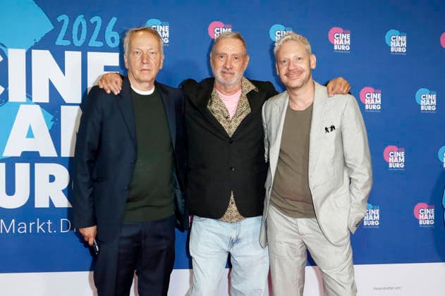 Thomas Wöbke, Roland Emmerich und Marco Kreuzpaintner bei der Verleihung der Gläsernen Leinwand an Roland Emmerich im Rahmen der CineHamburg 2026 im Cinemaxx Dammtor. Hamburg, 07.07.2026 *** Thomas Wöbke, Roland Emmerich, and Marco Kreuzpaintner at the presentation of the Gläsernes Leinwand award to Roland Emmerich as part of CineHamburg 2026 at Cinemaxx Dammtor in Hamburg, July 7, 2026 Foto:xC.xTamckex xFuturexImagex emmerich_6730