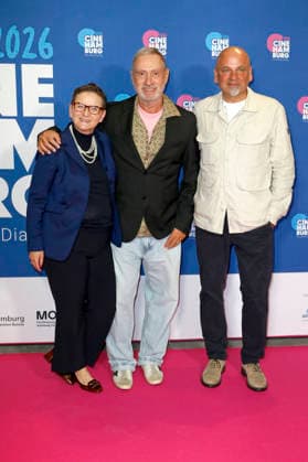 Christine Berg, Roland Emmerich und Peter Schauerte bei der Verleihung der Gläsernen Leinwand an Roland Emmerich im Rahmen der CineHamburg 2026 im Cinemaxx Dammtor. Hamburg, 07.07.2026 *** Christine Berg, Roland Emmerich, and Peter Schauerte at the presentation of the Gläsernes Leinwand award to Roland Emmerich as part of CineHamburg 2026 at Cinemaxx Dammtor in Hamburg, July 7, 2026 Foto:xC.xTamckex xFuturexImagex emmerich_6734