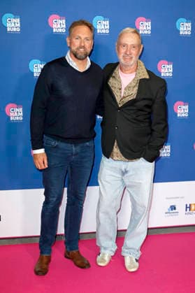 Steven Gätjen und Roland Emmerich bei der Verleihung der Gläsernen Leinwand an Roland Emmerich im Rahmen der CineHamburg 2026 im Cinemaxx Dammtor. Hamburg, 07.07.2026 *** Steven Gätjen and Roland Emmerich at the presentation of the Gläsernes Leinwand award to Roland Emmerich as part of CineHamburg 2026 at Cinemaxx Dammtor in Hamburg, July 7, 2026 Foto:xC.xTamckex xFuturexImagex emmerich_6736