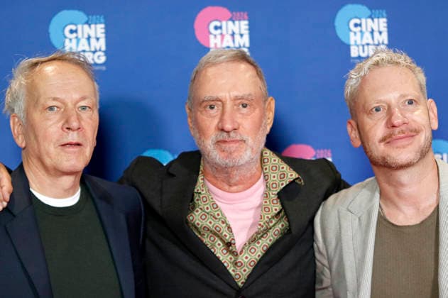 Thomas Wöbke, Roland Emmerich und Marco Kreuzpaintner bei der Verleihung der Gläsernen Leinwand an Roland Emmerich im Rahmen der CineHamburg 2026 im Cinemaxx Dammtor. Hamburg, 07.07.2026 *** Thomas Wöbke, Roland Emmerich, and Marco Kreuzpaintner at the presentation of the Gläsernes Leinwand award to Roland Emmerich as part of CineHamburg 2026 at Cinemaxx Dammtor in Hamburg, July 7, 2026 Foto:xC.xTamckex xFuturexImagex emmerich_6733