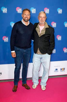 Steven Gätjen und Roland Emmerich bei der Verleihung der Gläsernen Leinwand an Roland Emmerich im Rahmen der CineHamburg 2026 im Cinemaxx Dammtor. Hamburg, 07.07.2026 *** Steven Gätjen and Roland Emmerich at the presentation of the Gläsernes Leinwand award to Roland Emmerich as part of CineHamburg 2026 at Cinemaxx Dammtor in Hamburg, July 7, 2026 Foto:xC.xTamckex xFuturexImagex emmerich_6735