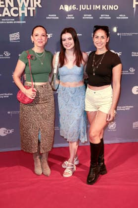 Carolin Kebekus, Maria Clara Groppler und Negah Amiri bei der Premiere des Dokumentarfilms Was haben wir gelacht im Filmpalast. Köln, 07.07.2026 *** Carolin Kebekus, Maria Clara Groppler, and Negah Amiri at the premiere of the documentary *Was haben wir gelacht* at the Filmpalast in Cologne, July 7, 2026 Foto:xR.xSchmiegeltx xFuturexImagex gelacht_6607