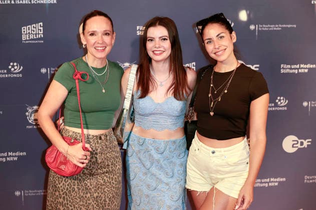 Carolin Kebekus, Maria Clara Groppler und Negah Amiri bei der Premiere des Dokumentarfilms Was haben wir gelacht im Filmpalast. Köln, 07.07.2026 *** Carolin Kebekus, Maria Clara Groppler, and Negah Amiri at the premiere of the documentary *Was haben wir gelacht* at the Filmpalast in Cologne, July 7, 2026 Foto:xR.xSchmiegeltx xFuturexImagex gelacht_6610