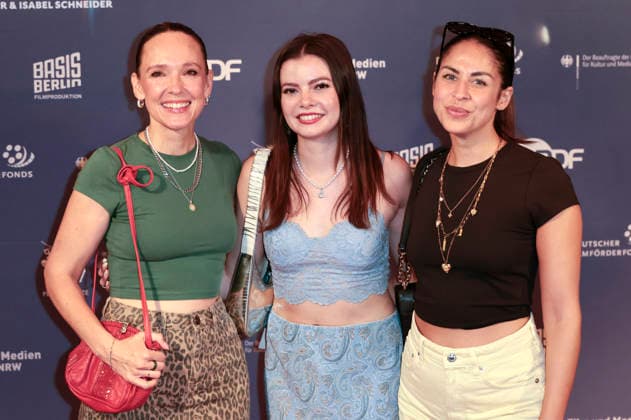 Carolin Kebekus, Maria Clara Groppler und Negah Amiri bei der Premiere des Dokumentarfilms Was haben wir gelacht im Filmpalast. Köln, 07.07.2026 *** Carolin Kebekus, Maria Clara Groppler, and Negah Amiri at the premiere of the documentary *Was haben wir gelacht* at the Filmpalast in Cologne, July 7, 2026 Foto:xR.xSchmiegeltx xFuturexImagex gelacht_6612