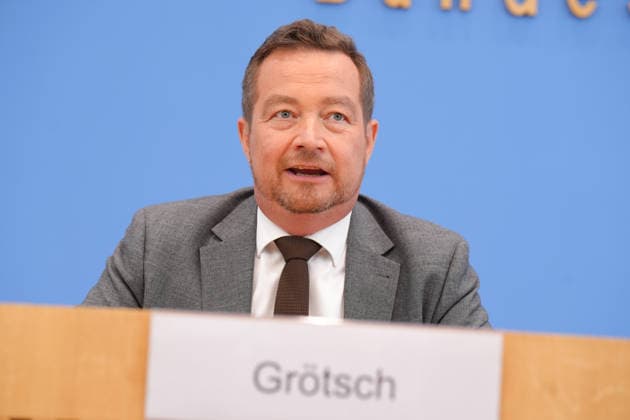 Bundespressekonferenz, Vorstellung des Uli Groetsch, der Polizeibeaurtragten des Bundes beim Bundestag im Portrait bei der Vorstellung seines Jahresberichts in der Bundespressekonferenz, Berlin, 08.07.2026 Berlin Berlin Deutschland *** Federal Press Conference: Profile of Uli Groetsch, the Federal Police Commissioner to the Bundestag, during the presentation of his annual report at the Federal Press Conference, Berlin, July 8, 2026, Berlin, Berlin, Germany