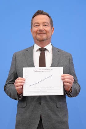 Bundespressekonferenz, Vorstellung des Uli Groetsch, der Polizeibeaurtragten des Bundes beim Bundestag zeigt eine Statistik der Vorgaenge und zu den steigenden Eingaben der letzten Jahre bei der Vorstellung seines Jahresberichts in der Bundespressekonferenz, Berlin, 08.07.2026 Berlin Berlin Deutschland *** Federal Press Conference: Uli Groetsch, the Federal Police Commissioner to the Bundestag, presents statistics on incidents and the rising number of complaints in recent years during the presentation of his annual report at the Federal Press Conference, Berlin, July 8, 2026, Berlin, Germany