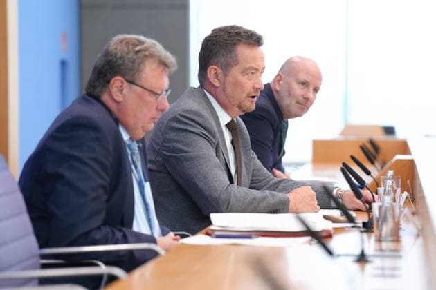 Bundespressekonferenz, Vorstellung des Jahresbericht des Polizeibeauftragten des Bundes Uli Groetsch, der Polizeibeaurtragten des Bundes beim Bundestag bei der Vorstellung seines Jahresberichts in der Bundespressekonferenz, Berlin, 08.07.2026 Berlin Berlin Deutschland *** Federal Press Conference, Presentation of the Annual Report by Uli Groetsch, Federal Police Commissioner; the Federal Police Commissioner to the Bundestag during the presentation of his annual report at the Federal Press Conference, Berlin, July 8, 2026, Berlin, Berlin, Germany