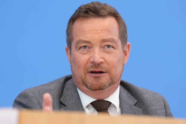 Bundespressekonferenz, Vorstellung des Jahresbericht des Polizeibeauftragten des Bundes Uli Groetsch, der Polizeibeaurtragten des Bundes beim Bundestag im Portrait mit Gestik und Mimik bei der Vorstellung seines Jahresberichts in der Bundespressekonferenz, Berlin, 08.07.2026 Berlin Berlin Deutschland *** Federal Press Conference, presentation of the annual report by Federal Police Commissioner Uli Groetsch; a portrait of the Federal Police Commissioner to the Bundestag, showing his gestures and facial expressions during the presentation of his annual report at the Federal Press Conference, Berlin, July 8, 2026, Berlin, Berlin, Germany