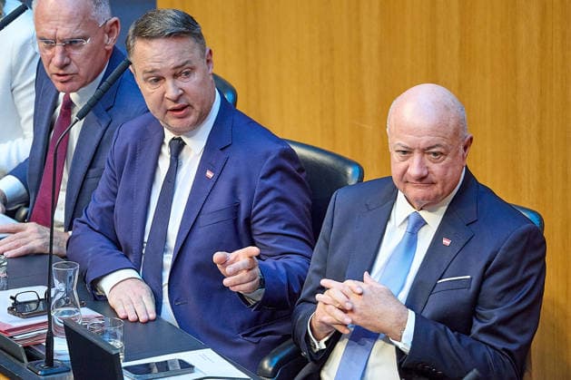 - Wien 08.07.2026 - Nationalrat SItzung Parlament - Der Nationalrat trat heute im Hohen Haus zu einer regluären Nationalratssitzung zusammen. Haupthema war das Doppelbudget . PHOTO: (v.L.) Vizekanzler Andreas Babler (SPÖ),Bundeskanzler Christian Stocker (ÖVP) auf der Regierungsbank. Vienna (AUSTRIA) - Austrian Parliament National Council session - The National Council met today in the House for a regular session. The main topic was the dual budget. Budget, Finanzen, Staatsfinanzen, Geld, Steuern, Ausgaben, Einnahmen, Regierung, echtes Dopelbudet 2027 28 , 2028, Schulden, Nationalratssitzung, Nationalrat SItzung *** Vienna, July 8, 2026 National Council Session Parliament The National Council convened today in the House for a re 