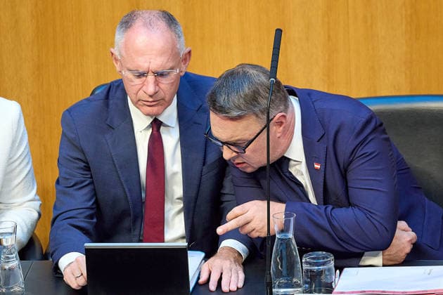 - Wien 08.07.2026 - Nationalrat SItzung Parlament - Der Nationalrat trat heute im Hohen Haus zu einer regluären Nationalratssitzung zusammen. Haupthema war das Doppelbudget . PHOTO: (v.L.) Innenminister Gerhard Karner (ÖVP),Vizekanzler Andreas Babler (SPÖ) auf der Regierungsbank. Vienna (AUSTRIA) - Austrian Parliament National Council session - The National Council met today in the House for a regular session. The main topic was the dual budget. Budget, Finanzen, Staatsfinanzen, Geld, Steuern, Ausgaben, Einnahmen, Regierung, echtes Dopelbudet 2027 28 , 2028, Schulden, Nationalratssitzung, Nationalrat SItzung *** Vienna, July 8, 2026 National Council Session Parliament The National Council convened today in the House for a regula 