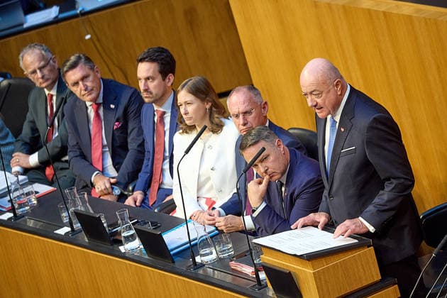 - Wien 08.07.2026 - Nationalrat SItzung Parlament - Der Nationalrat trat heute im Hohen Haus zu einer regluären Nationalratssitzung zusammen. Haupthema war das Doppelbudget . PHOTO: am Rednerpult, Bundeskanzler Christian Stocker (R ÖVP) Vizekanzler Andreas Babler (2vR SPÖ), Finanzminister Markus Marterbauer (L SPÖ) mit weiteren Regierungsmitgliedern auf der Regierungsbank. Vienna (AUSTRIA) - Austrian Parliament National Council session - The National Council met today in the House for a regular session. The main topic was the dual budget. Budget, Finanzen, Staatsfinanzen, Geld, Steuern, Ausgaben, Einnahmen, Regierung, echtes Dopelbudet 2027 28 , 2028, Schulden, Nationalratssitzung, Nationalrat SItzung *** Vienna, July 8, 2026 Nati 