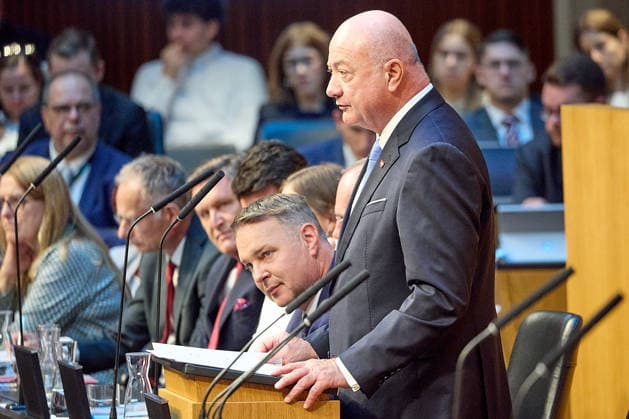 - Wien 08.07.2026 - Nationalrat SItzung Parlament - Der Nationalrat trat heute im Hohen Haus zu einer regluären Nationalratssitzung zusammen. Haupthema war das Doppelbudget . PHOTO: am Rednerpult, Bundeskanzler Christian Stocker (R ÖVP) Vizekanzler Andreas Babler (2vR SPÖ), Finanzminister Markus Marterbauer (L SPÖ) mit weiteren Regierungsmitgliedern auf der Regierungsbank. Vienna (AUSTRIA) - Austrian Parliament National Council session - The National Council met today in the House for a regular session. The main topic was the dual budget. Budget, Finanzen, Staatsfinanzen, Geld, Steuern, Ausgaben, Einnahmen, Regierung, echtes Dopelbudet 2027 28 , 2028, Schulden, Nationalratssitzung, Nationalrat SItzung *** Vienna, July 8, 2026 Nati 