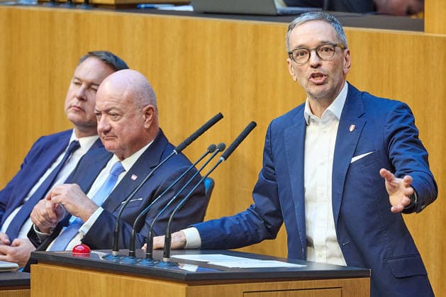 - Wien 08.07.2026 - Nationalrat SItzung Parlament - Der Nationalrat trat heute im Hohen Haus zu einer regluären Nationalratssitzung zusammen. Haupthema war das Doppelbudget . PHOTO: (v.L.) Vizekanzler Andreas Babler (SPÖ), Bundeskanzler Christian Stocker (ÖVP) auf der Regierungsbank., FPÖ Bundesparteiobmann Herbert Kickl am Rednerpult. Vienna (AUSTRIA) - Austrian Parliament National Council session - The National Council met today in the House for a regular session. The main topic was the dual budget. Budget, Finanzen, Staatsfinanzen, Geld, Steuern, Ausgaben, Einnahmen, Regierung, echtes Dopelbudet 2027 28 , 2028, Schulden, Nationalratssitzung, Nationalrat SItzung *** Vienna, July 8, 2026 National Council Session Parliament The Na 