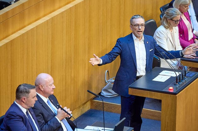 - Wien 08.07.2026 - Nationalrat SItzung Parlament - Der Nationalrat trat heute im Hohen Haus zu einer regluären Nationalratssitzung zusammen. Haupthema war das Doppelbudget . PHOTO: (v.L.) Vizekanzler Andreas Babler (SPÖ), Bundeskanzler Christian Stocker (ÖVP), FPÖ Bundesparteiobmann Herbert Kickl am Rednerpult und Aussenministerin Beate Meinl-Reisinger (NEOS). Vienna (AUSTRIA) - Austrian Parliament National Council session - The National Council met today in the House for a regular session. The main topic was the dual budget. Budget, Finanzen, Staatsfinanzen, Geld, Steuern, Ausgaben, Einnahmen, Regierung, echtes Dopelbudet 2027 28 , 2028, Schulden, Nationalratssitzung, Nationalrat SItzung *** Vienna, July 8, 2026 National Council 