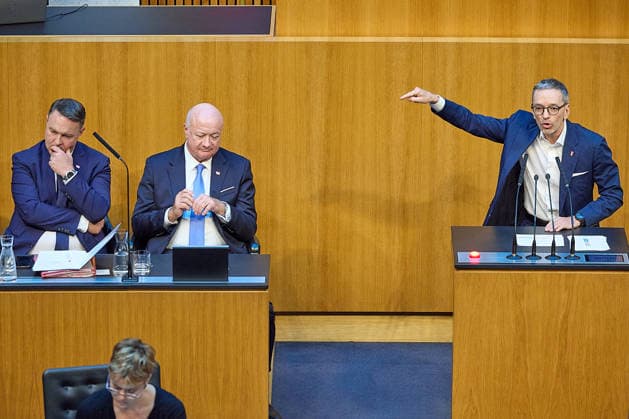 - Wien 08.07.2026 - Nationalrat SItzung Parlament - Der Nationalrat trat heute im Hohen Haus zu einer regluären Nationalratssitzung zusammen. Haupthema war das Doppelbudget . PHOTO: (v.L.) Vizekanzler Andreas Babler (SPÖ), Bundeskanzler Christian Stocker (ÖVP) auf der Regierungsbank., FPÖ Bundesparteiobmann Herbert Kickl am Rednerpult. Vienna (AUSTRIA) - Austrian Parliament National Council session - The National Council met today in the House for a regular session. The main topic was the dual budget. Budget, Finanzen, Staatsfinanzen, Geld, Steuern, Ausgaben, Einnahmen, Regierung, echtes Dopelbudet 2027 28 , 2028, Schulden, Nationalratssitzung, Nationalrat SItzung *** Vienna, July 8, 2026 National Council Session Parliament The Na 