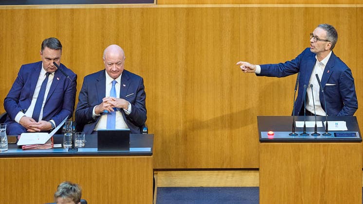 - Wien 08.07.2026 - Nationalrat SItzung Parlament - Der Nationalrat trat heute im Hohen Haus zu einer regluären Nationalratssitzung zusammen. Haupthema war das Doppelbudget . PHOTO: (v.L.) Vizekanzler Andreas Babler (SPÖ), Bundeskanzler Christian Stocker (ÖVP) auf der Regierungsbank., FPÖ Bundesparteiobmann Herbert Kickl am Rednerpult. Vienna (AUSTRIA) - Austrian Parliament National Council session - The National Council met today in the House for a regular session. The main topic was the dual budget. Budget, Finanzen, Staatsfinanzen, Geld, Steuern, Ausgaben, Einnahmen, Regierung, echtes Dopelbudet 2027 28 , 2028, Schulden, Nationalratssitzung, Nationalrat SItzung *** Vienna, July 8, 2026 National Council Session Parliament The Na 