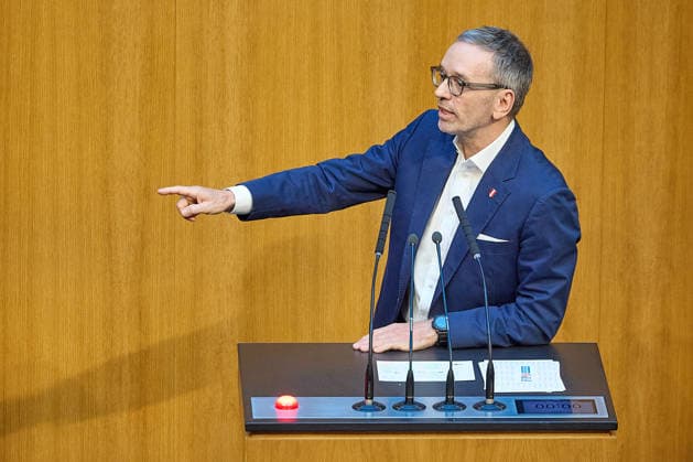 - Wien 08.07.2026 - Nationalrat SItzung Parlament - Der Nationalrat trat heute im Hohen Haus zu einer regluären Nationalratssitzung zusammen. Haupthema war das Doppelbudget . PHOTO: FPÖ Bundesparteiobmann Herbert Kickl am Rednerpult. Vienna (AUSTRIA) - Austrian Parliament National Council session - The National Council met today in the House for a regular session. The main topic was the dual budget. Budget, Finanzen, Staatsfinanzen, Geld, Steuern, Ausgaben, Einnahmen, Regierung, echtes Dopelbudet 2027 28 , 2028, Schulden, Nationalratssitzung, Nationalrat SItzung *** Vienna, July 8, 2026 National Council Session Parliament The National Council convened today in the House for a regular session. The main topic was the dual budget. PHO 