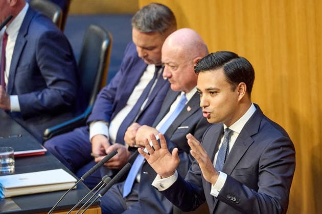 - Wien 08.07.2026 - Nationalrat SItzung Parlament - Der Nationalrat trat heute im Hohen Haus zu einer regluären Nationalratssitzung zusammen. Haupthema war das Doppelbudget . PHOTO: (v.L.) Vizekanzler Andreas Babler (SPÖ), Bundeskanzler Christian Stocker (ÖVP) auf der Regierungsbank. NEOS-Klubobmann Yannick Shetty am Rednerpult. Vienna (AUSTRIA) - Austrian Parliament National Council session - The National Council met today in the House for a regular session. The main topic was the dual budget. Budget, Finanzen, Staatsfinanzen, Geld, Steuern, Ausgaben, Einnahmen, Regierung, echtes Dopelbudet 2027 28 , 2028, Schulden, Nationalratssitzung, Nationalrat SItzung *** Vienna, July 8, 2026 National Council Session Parliament The National 
