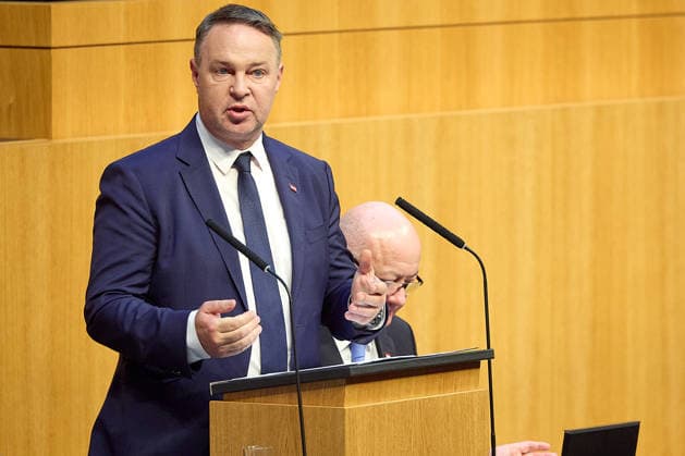 - Wien 08.07.2026 - Nationalrat SItzung Parlament - Der Nationalrat trat heute im Hohen Haus zu einer regluären Nationalratssitzung zusammen. Haupthema war das Doppelbudget . PHOTO: (v.L.) Vizekanzler Andreas Babler (SPÖ), Bundeskanzler Christian Stocker (ÖVP) auf der Regierungsbank. Vienna (AUSTRIA) - Austrian Parliament National Council session - The National Council met today in the House for a regular session. The main topic was the dual budget. Budget, Finanzen, Staatsfinanzen, Geld, Steuern, Ausgaben, Einnahmen, Regierung, echtes Dopelbudet 2027 28 , 2028, Schulden, Nationalratssitzung, Nationalrat SItzung *** Vienna, July 8, 2026 National Council Session Parliament The National Council convened today in the House for a re 