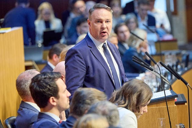 - Wien 08.07.2026 - Nationalrat SItzung Parlament - Der Nationalrat trat heute im Hohen Haus zu einer regluären Nationalratssitzung zusammen. Haupthema war das Doppelbudget . PHOTO: (Vizekanzler Andreas Babler (SPÖ), auf der regierungsbank bei seiner Rede. Vienna (AUSTRIA) - Austrian Parliament National Council session - The National Council met today in the House for a regular session. The main topic was the dual budget. Budget, Finanzen, Staatsfinanzen, Geld, Steuern, Ausgaben, Einnahmen, Regierung, echtes Dopelbudet 2027 28 , 2028, Schulden, Nationalratssitzung, Nationalrat SItzung *** Vienna, July 8, 2026 National Council Session, Parliament The National Council convened today in the House for a regular session. The main topi 