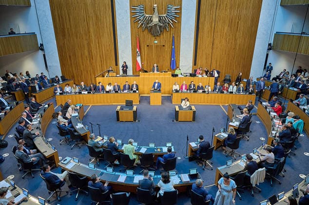 - Wien 08.07.2026 - Nationalrat SItzung Parlament - Der Nationalrat trat heute im Hohen Haus zu einer regluären Nationalratssitzung zusammen. Haupthema war das Doppelbudget . PHOTO: Blick in den Plenarsaal während der Sitzung. Vienna (AUSTRIA) - Austrian Parliament National Council session - The National Council met today in the House for a regular session. The main topic was the dual budget. Budget, Finanzen, Staatsfinanzen, Geld, Steuern, Ausgaben, Einnahmen, Regierung, echtes Dopelbudet 2027 28 , 2028, Schulden, Nationalratssitzung, Nationalrat SItzung *** Vienna, July 8, 2026 National Council Session Parliament The National Council convened today in the House for a regular session. The main topic was the dual budget. PHOTO: Vie 