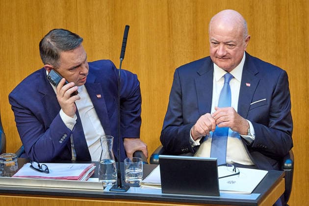 - Wien 08.07.2026 - Nationalrat SItzung Parlament - Der Nationalrat trat heute im Hohen Haus zu einer regluären Nationalratssitzung zusammen. Haupthema war das Doppelbudget . PHOTO: (v.L.) Vizekanzler Andreas Babler (SPÖ),Bundeskanzler Christian Stocker (ÖVP) auf der Regierungsbank. Vienna (AUSTRIA) - Austrian Parliament National Council session - The National Council met today in the House for a regular session. The main topic was the dual budget. Budget, Finanzen, Staatsfinanzen, Geld, Steuern, Ausgaben, Einnahmen, Regierung, echtes Dopelbudet 2027 28 , 2028, Schulden, Nationalratssitzung,, telefonierend, Handy, Nationalrat SItzung *** Vienna, July 8, 2026 National Council Session Parliament The National Council convened toda 