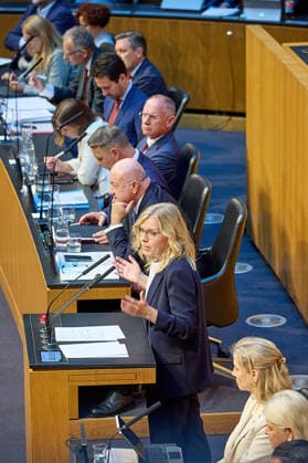 - Wien 08.07.2026 - Nationalrat SItzung Parlament - Der Nationalrat trat heute im Hohen Haus zu einer regluären Nationalratssitzung zusammen. Haupthema war das Doppelbudget . PHOTO: Leonore Gewessler (Grüne) am Rednerpult, auf der Regierungsbank u.a. Aussenministerin Beate Meinl-Reisinger (NEOS), Vizekanzler Andreas Babler (SPÖ), Bundeskanzler Christian Stocker (ÖVP) auf der Regierungsbank. Vienna (AUSTRIA) - Austrian Parliament National Council session - The National Council met today in the House for a regular session. The main topic was the dual budget. Budget, Finanzen, Staatsfinanzen, Geld, Steuern, Ausgaben, Einnahmen, Regierung, echtes Dopelbudet 2027 28 , 2028, Schulden, Nationalratssitzung, Nationalrat SItzung *** Vien 