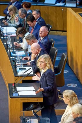 - Wien 08.07.2026 - Nationalrat SItzung Parlament - Der Nationalrat trat heute im Hohen Haus zu einer regluären Nationalratssitzung zusammen. Haupthema war das Doppelbudget . PHOTO: Leonore Gewessler (Grüne) am Rednerpult, auf der Regierungsbank u.a. Aussenministerin Beate Meinl-Reisinger (NEOS), Vizekanzler Andreas Babler (SPÖ), Bundeskanzler Christian Stocker (ÖVP) auf der Regierungsbank. Vienna (AUSTRIA) - Austrian Parliament National Council session - The National Council met today in the House for a regular session. The main topic was the dual budget. Budget, Finanzen, Staatsfinanzen, Geld, Steuern, Ausgaben, Einnahmen, Regierung, echtes Dopelbudet 2027 28 , 2028, Schulden, Nationalratssitzung, Nationalrat SItzung *** Vien 