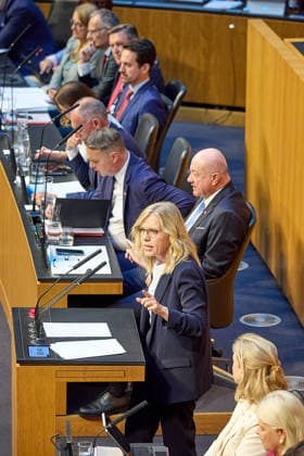 - Wien 08.07.2026 - Nationalrat SItzung Parlament - Der Nationalrat trat heute im Hohen Haus zu einer regluären Nationalratssitzung zusammen. Haupthema war das Doppelbudget . PHOTO: Leonore Gewessler (Grüne) am Rednerpult, auf der Regierungsbank u.a. Aussenministerin Beate Meinl-Reisinger (NEOS), Vizekanzler Andreas Babler (SPÖ), Bundeskanzler Christian Stocker (ÖVP) auf der Regierungsbank. Vienna (AUSTRIA) - Austrian Parliament National Council session - The National Council met today in the House for a regular session. The main topic was the dual budget. Budget, Finanzen, Staatsfinanzen, Geld, Steuern, Ausgaben, Einnahmen, Regierung, echtes Dopelbudet 2027 28 , 2028, Schulden, Nationalratssitzung, Nationalrat SItzung *** Vien 