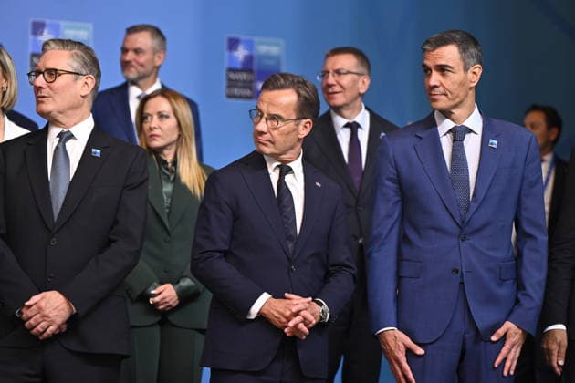 ANKARA, TURKIET 20260708 Englands premiärminster Keir Starmer, Sveriges statsminister Ulf Kristersson (M) och Spaniens premärminster Pedro Sanchez i samband med gruppfotot under Nato-toppmötet i Ankara, Turkiet. ANKARA TURKIET x10430x *** ANKARA, TURKEY 20260708 British Prime Minister Keir Starmer, Swedish Prime Minister Ulf Kristersson (M), and Spanish Prime Minister Pedro Sanchez during a group photo at the NATO summit in Ankara, Turkey ANKARA TURKEY x10430x  Copyright: xChristinexOlsson TTx NATO-TOPPMÖTE ANKARA 2026 W2b8Lxxm22o