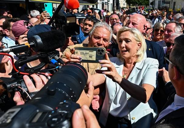 RN Campaign Trip PHOTOPQR OUEST FRANCE Franck Dubray La Flèche July 8, 2026 First campaign trip for Marine Le Pen, National Rally (RN) candidate for the 2027 presidential election, and Jordan Bardella at the La Flèche market. Photo by Franck Dubray, La Flèche, France – July 8, 2026 Marine Le Pen, National Rally (RN) candidate for the 2027 French presidential election, and Jordan Bardella during their first campaign visit to the La Flèche market, La Flèche, France  Copyright: xPHOTOPQR OUESTxFRANCE MAXPPPxFranckxDubrayx 20260708OFR0612 20260708OFR0612