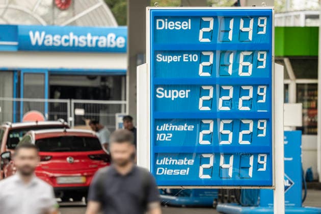 Preisschock an der Tankstelle, massiv sgestiegene Benzinpreise wegen Ende der Waffenruhe im Irankrieg, Preisanstieg über 20 Cent, Mittwochmittag um 12:30 Uhr, München, 8. Juli 2026 Deutschland, München, 8. Juli 2026, Preisschock an der Tankstelle, Preisanstieg über 20 Cent, massiv steigende Benzinpreise wegen Ende der Waffenruhe im Irankrieg, Aral Tankstelle in München-Trudering um 12:30 Uhr, also nach der Preiserhöhung, Preise bei 2,14 Euro für Diese, 2,16 Euro für Super E10, pro Liter, Energiepreise, Ölpreise, Benzin, Kraftstoff, fossile Energien, Iran, Verbrenner, *** Price shock at the gas station; gasoline prices have skyrocketed due to the end of the ceasefire in the Iran war; price increase of over 20 cents; Wednesday at 12