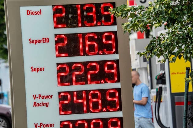 Preisschock an der Tankstelle, Preisanstieg über 20 Cent, massiv steigende Benzinpreise wegen Ende der Waffenruhe im Irankrieg, Mittwochmittag um kurz nach 12 Uhr, München, 8. Juli 2026 Deutschland, München, 8. Juli 2026, Preisschock an der Tankstelle, Preisanstieg über 20 Cent, massiv steigende Benzinpreise wegen Ende der Waffenruhe im Irankrieg, Shell Tankstelle in München-Ramersdorf um kurz nach 12 Uhr, also nach der Preiserhöhung, Preise bei 2,13 Euro für Diesel, 2,16 Euro für Super E10, pro Liter, Energiepreise, Ölpreise, Benzin, Kraftstoff, fossile Energien, Iran, Verbrenner, *** Price shock at the gas station, price increase of over 20 cents, gasoline prices soaring due to the end of the ceasefire in the Iran war, Wednesday