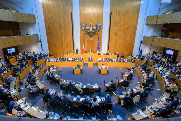- Wien 08}.07.2026 - 89. Sitzung des Nationalrats. PHOTO: Die Abgeodneten und Regierungsbank im Sitzungssaal 87th sitting of the National Council. Nationalrat, Nationalratssitzung, Parlamentssitzung, Parlament, Plenum 89. Sitzung des Nationalrats *** Vienna, July 8, 2026 89th Session of the National Council PHOTO: Members of Parliament and the government bench in the chamber 87th sitting of the National Council National Council, National Council session, parliamentary session, parliament, plenary session 89th Session of the National Council 