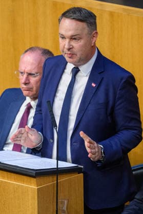- Wien 08.07.2026 - 89. Sitzung des Nationalrats. PHOTO: Vizekanzler Andreas Babler (SPÖ), im Hintergrund der Innenminister Gerhard Karner (ÖVP) 87th sitting of the National Council. Nationalrat, Nationalratssitzung, Parlamentssitzung, Parlament, Plenum 89. Sitzung des Nationalrats *** Vienna, July 8, 2026—89th Session of the National Council PHOTO: Vice Chancellor Andreas Babler (SPÖ); in the background, Interior Minister Gerhard Karner (ÖVP) 87th session of the National Council National Council, National Council session, parliamentary session, parliament, plenary session 89th session of the National Council 