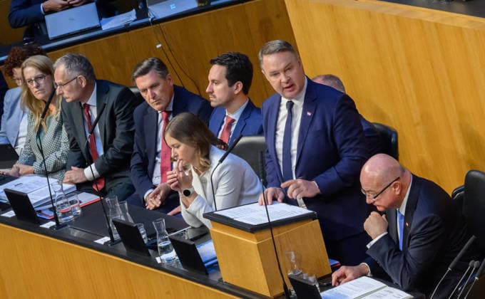 - Wien 08.07.2026 - 89. Sitzung des Nationalrats. PHOTO: Wirtschaftstaatssekretärin Elisabeth Zehetner (ÖVP), Staatssekretärin für Gesundheitsfragen im Sozialressort Ulrike Königsberger-Ludwig (SPÖ), Finanzminister Markus Marterbauer (SPÖ), Finanzminister Markus Marterbauer (SPÖ) , Infrastrukturminister Peter Hanke (SPÖ), Bildungsminister Christoph Wiederkehr (NEOS), Kanzlerantministerin für Integration, Familie, Jugend und EU-Agenden Claudia Bauer (ÖVP), Vizekanzler Andreas Babler (SPÖ) und Bundeskanzler Christian Stocker (ÖVP) 87th sitting of the National Council. Nationalrat, Nationalratssitzung, Parlamentssitzung, Parlament, Plenum 89. Sitzung des Nationalrats *** Vienna, July 8, 2026—89th Session of the National Council PHOTO: 