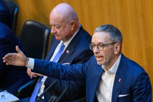 - Wien 08.07.2026 - 89. Sitzung des Nationalrats. PHOTO: Klubobmann der FPÖ Herbert Kickl, im Hintergrund Bundeskanzler Christian Stocker (ÖVP) 87th sitting of the National Council. Nationalrat, Nationalratssitzung, Parlamentssitzung, Parlament, Plenum 89. Sitzung des Nationalrats *** Vienna, July 8, 2026, 89th Session of the National Council PHOTO: FPÖ Caucus Leader Herbert Kickl; in the background, Federal Chancellor Christian Stocker (ÖVP) 87th sitting of the National Council National Council, National Council session, parliamentary session, parliament, plenary session 89th session of the National Council 