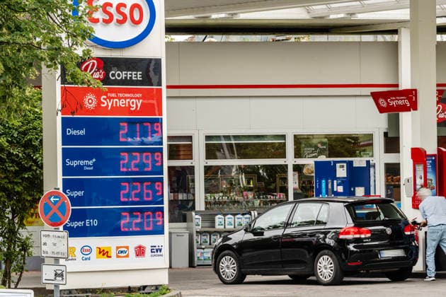Preisschock an der Tankstelle, Preisanstieg über 20 Cent, massiv steigende Benzinpreise wegen Ende der Waffenruhe im Irankrieg, Mittwochmittag um 12:15 Uhr, München, 8. Juli 2026 Deutschland, München, 8. Juli 2026, Preisschock an der Tankstelle, Preisanstieg über 20 Cent, massiv steigende Benzinpreise wegen Ende der Waffenruhe im Irankrieg, Esso Tankstelle in München-Neuperlach um 12:15 Uhr, also nach der Preiserhöhung, Preise bei 2,14 Euro für Diese, 2,20 Euro für Super E10, pro Liter, Energiepreise, Ölpreise, Benzin, Kraftstoff, fossile Energien, Iran, Verbrenner, *** Price shock at the gas station, price increase of over 20 cents, massive rise in gas prices due to the end of the ceasefire in the Iran war, Wednesday at 12:15 p.m