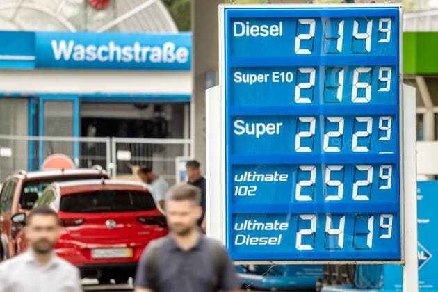 Preisschock an der Tankstelle, Preisanstieg über 20 Cent, massiv steigende Benzinpreise wegen Ende der Waffenruhe im Irankrieg, Mittwochmittag um 12:30 Uhr, München, 8. Juli 2026 Deutschland, München, 8. Juli 2026, Preisschock an der Tankstelle, Preisanstieg über 20 Cent, massiv steigende Benzinpreise wegen Ende der Waffenruhe im Irankrieg, Aral Tankstelle in München-Trudering um 12:30 Uhr, also nach der Preiserhöhung, Preise bei 2,14 Euro für Diese, 2,16 Euro für Super E10, pro Liter, Energiepreise, Ölpreise, Benzin, Kraftstoff, fossile Energien, Iran, Verbrenner, *** Price shock at the gas station, price increase of over 20 cents, massive rise in gas prices due to the end of the ceasefire in the Iran war, Wednesday at 12:30 p.m.