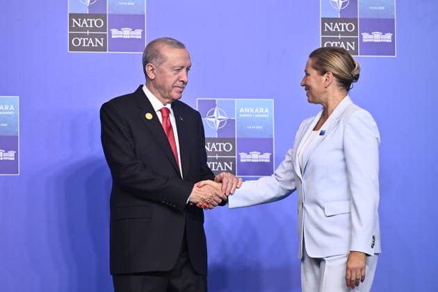 ANKARA, TURKIET 20260708 Danmarks statsminister Mette Frederiksen och Turkiets president Recep Tayyip ErdoÄüan i samband med gruppfotot under Nato-toppmötet i Ankara, Turkiet. ANKARA TURKIET x10430x *** ANKARA, TURKEY 20260708 Danish Prime Minister Mette Frederiksen and Turkish President Recep Tayyip Erdogan during a group photo at the NATO summit in Ankara, Turkey ANKARA TURKEY x10430x  Copyright: xChristinexOlsson TTx NATO-TOPPMÖTE ANKARA 2026 uT2_Q4O6mfs