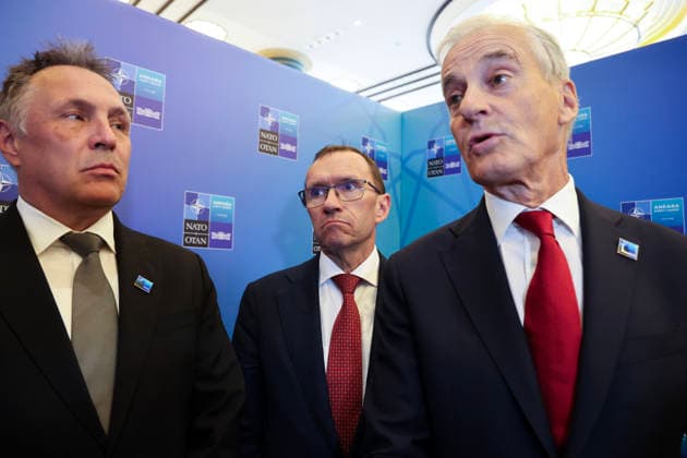 Nato-toppmotet i Ankara 2026 Ankara, Tyrkia 20260708. Forsvarsminister Tore O. Sandvik, utenriksminister Espen Barth Eide og statsminister Jonas Gahr Store moter pressen under Nato-toppmotet i Ankara onsdag. Foto: Geir Olsen NTB Ankara Tyrkia 5kJsplyw_Fw EDITORIAL USE ONLY Ref:_POL5kJsplyw_Fw.jpg *** NATO Summit in Ankara 2026 Ankara, Turkey 20260708 Minister of Defense Tore O Sandvik, Foreign Minister Espen Barth Eide, and Prime Minister Jonas Gahr Store pose for the press during the NATO summit in Ankara on Wednesday. Photo: Geir Olsen, NTB, Ankara, Turkey 5kJsplyw Fw EDITORIAL USE ONLY Ref POL5kJsplyw Fw jpg  Copyright: xGeirxOlsenx xNTBx