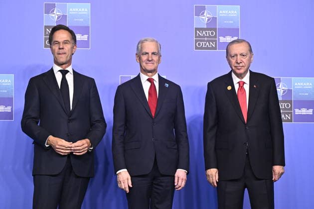 ANKARA, TURKIET 20260708 NATO:s generalsekreterare Mark Rutte, Norges statsminister Jonas Gahr Störe och Turkiets president Recep Tayyip ErdoÄüan i samband med gruppfotot under Nato-toppmötet i Ankara, Turkiet. ANKARA TURKIET x10430x *** ANKARA, TURKEY 20260708 NATO Secretary General Mark Rutte, Norwegian Prime Minister Jonas Gahr Støre, and Turkish President Recep Tayyip Erdogan during a group photo at the NATO summit in Ankara, Turkey ANKARA TURKEY x10430x  Copyright: xChristinexOlsson TTx NATO-TOPPMÖTE ANKARA 2026 Dor_5cfrFXc